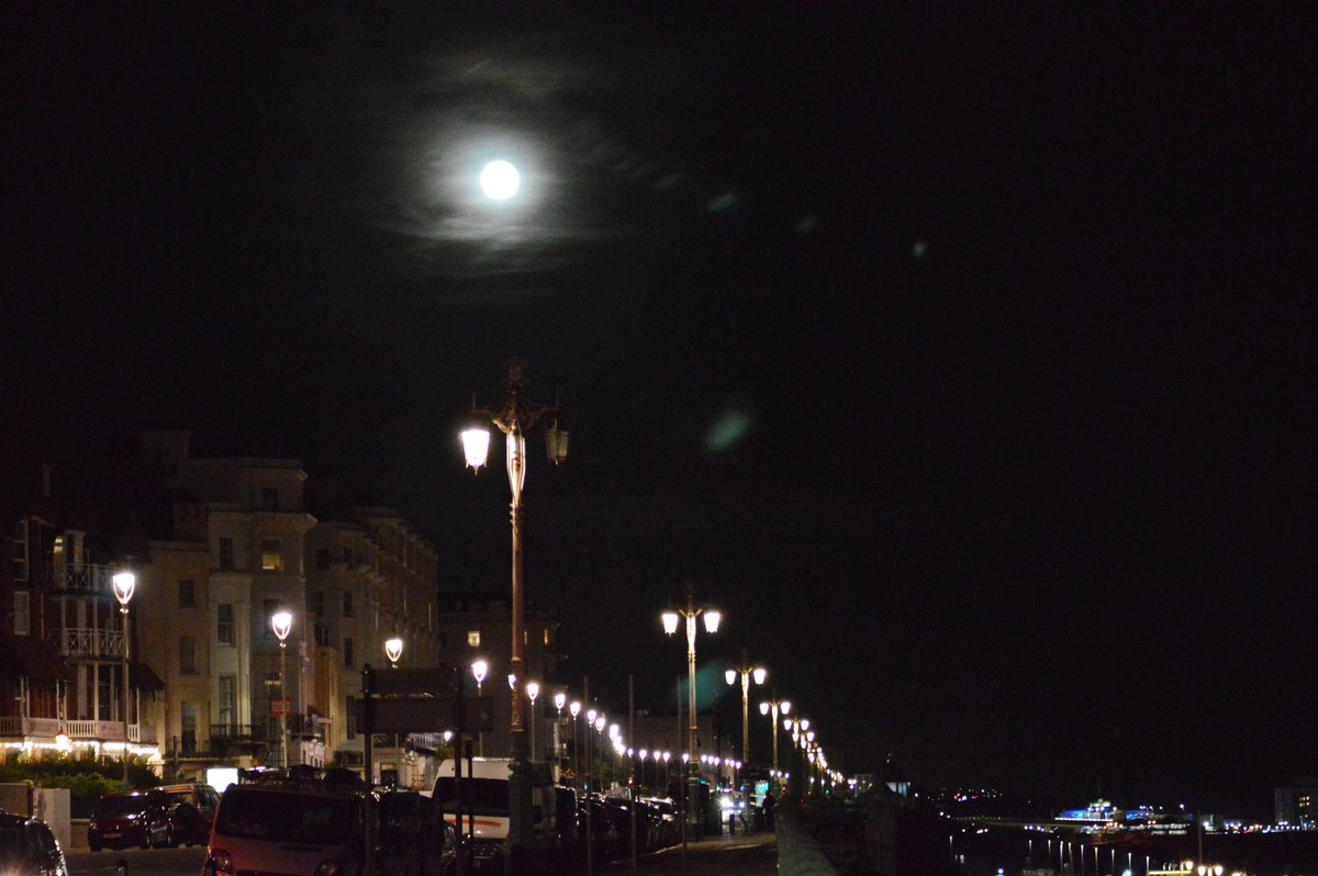 rdatoday's tweet photo. I missed the moonrise but saw the #harvestMoon2018 over #Brighton  #seafront #uk #moonmadness https://t.co/Uy8hlYfsO3