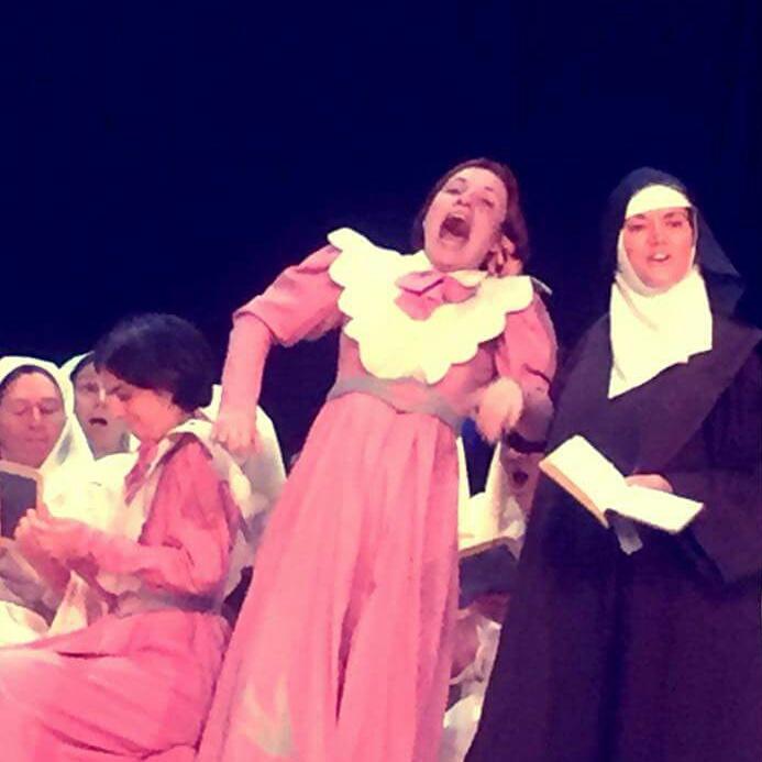 Akialam1's tweet photo. Aiiiie ! Je crois que je viens (encore) de me faire pincer par Soeur Opportune !
Minute promotion: je serai dans #LesMousquetairesAuCouvent de #LouisVarney par la troupe #Divinopera au théâtre Saint-Léon #Paris15 une opérette avec décors, costumes ET orchestre ! #PassionOperette https://t.co/RkQe9Q5lAD