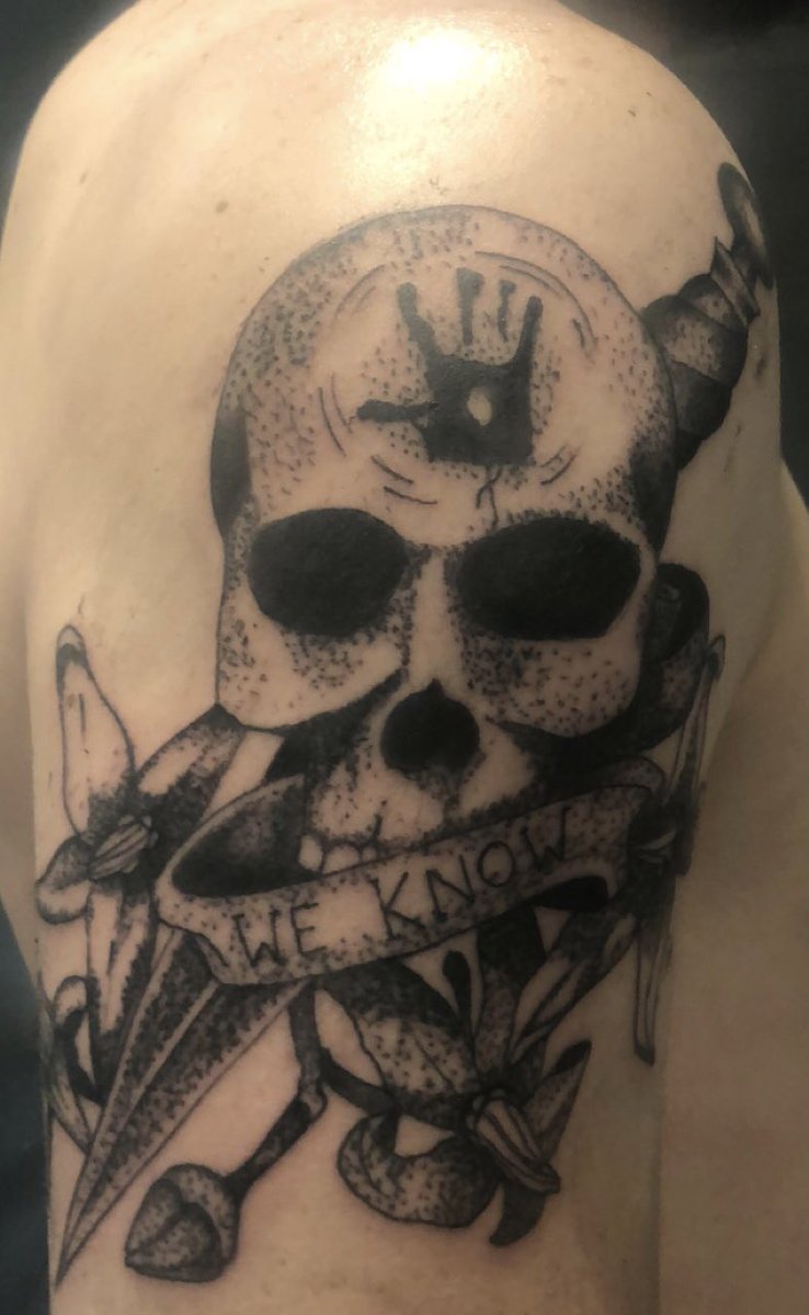 RobiinInReverse's tweet photo. Nice little start to my gaming sleeve, knew I had to have it done from day one so yeah, gotta love @BethesdaStudios #skyrim https://t.co/XEtnNrlpxo
