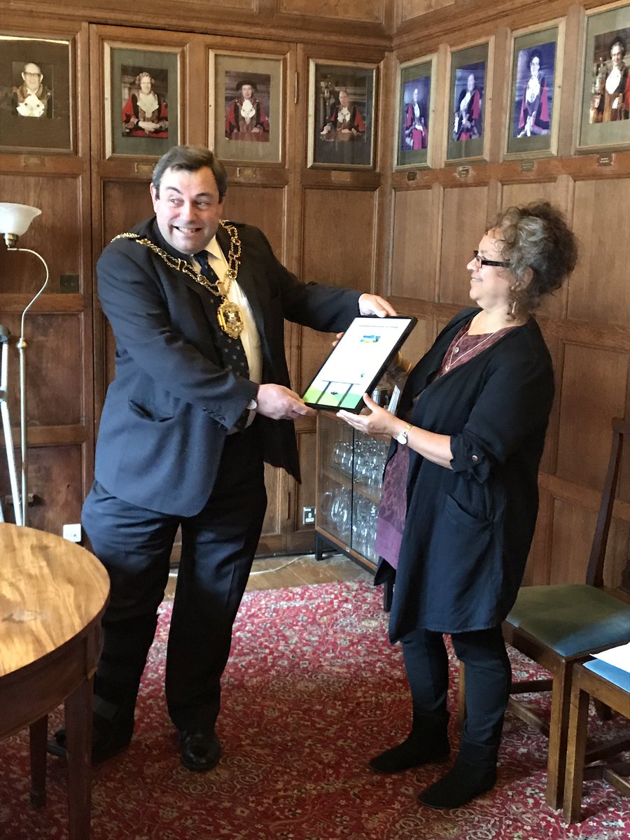 judithrosario's tweet photo. @ErinchSahan @fairtrademg @WFTO_FairTrade @FairtradeUK @FairTradeSco @FairTradeNation @FairTradeFTAO @FAIRTRADE @FairtradePolicy This is so important for the #fairtrade movement. We can only achieve more together thanks #WFTO #FairtradeFoundation #FLO👋.
Here in#Oxford our #Fairtrade city since 2004 we also celebrated this special day with #cllr #ColinCook and #OxfordHub; #Oxford_Brookes #midcountiescoop https://t.co/rWJiMOBnpN