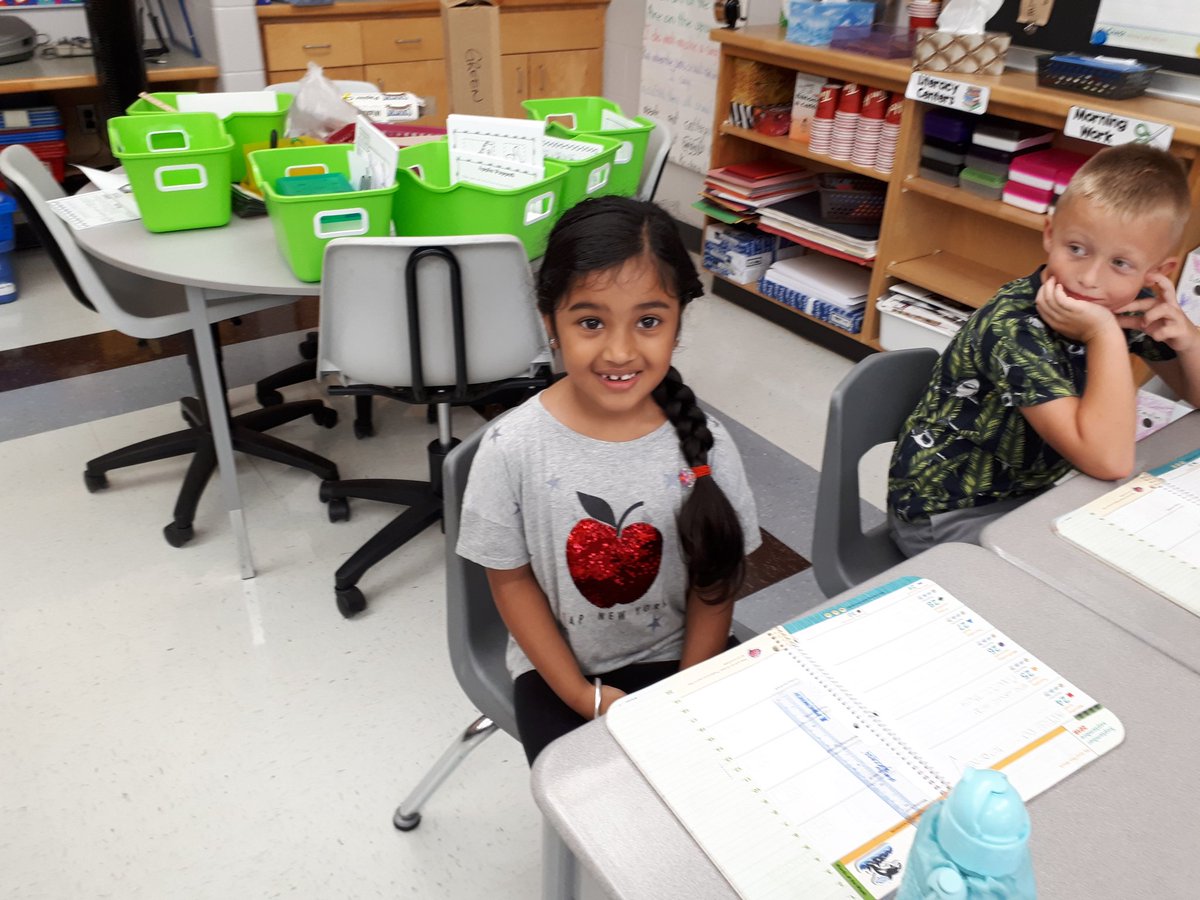 sgbatschool's tweet photo. @sgbatschool @talbot_trailps #applesaredelicious #anappleaday #CookTogether 
Apple Day math and literacy, art and science in 1GB today and applesauce making tomorrow https://t.co/MGhmNdtYV7