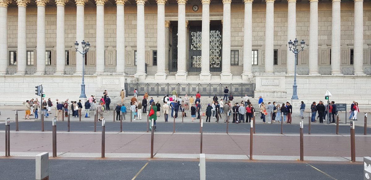 Rendez-vous pacifique de plus de 100 personnes ce 25/09 devant le Palais de Justice de #lyon pour protester contre l'avis sans éthique du #CCNE sur la #PMAsansPère