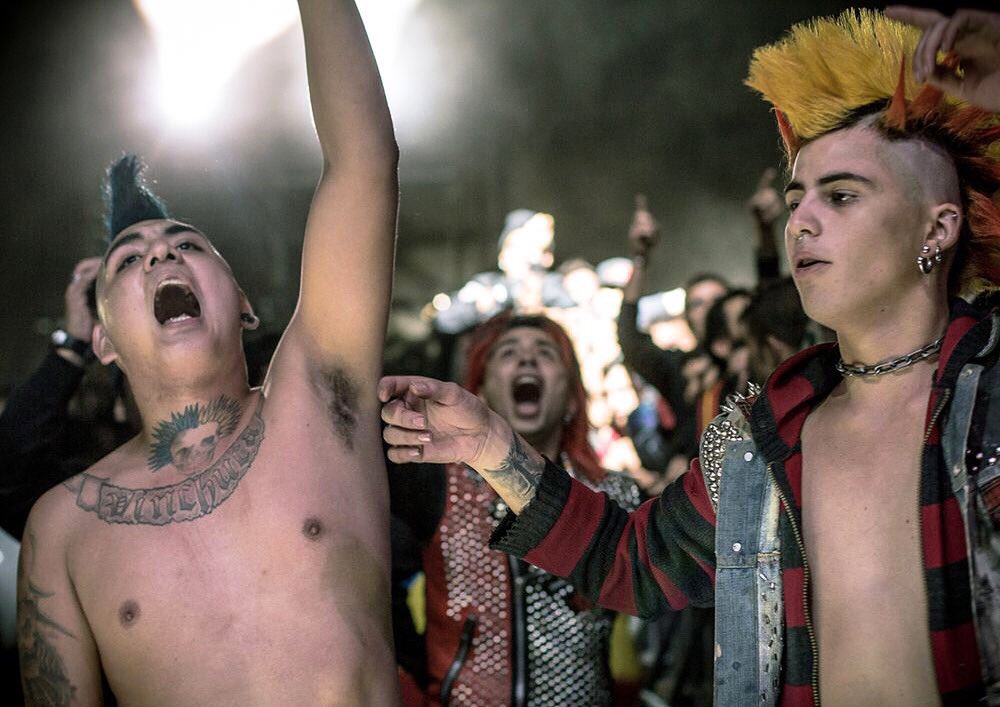 punkofilia_saez's tweet photo. Los Punks 🎙
• • •
#punkofilia #musicphotography #upthepunx #moshpit #hxcpunk #punksnotdead #underground #concertphotography #punk #crust #nightlife #destroy #lensculture #magnumphotos #lospunks #beyondthescreams https://t.co/nxp1hSmImc