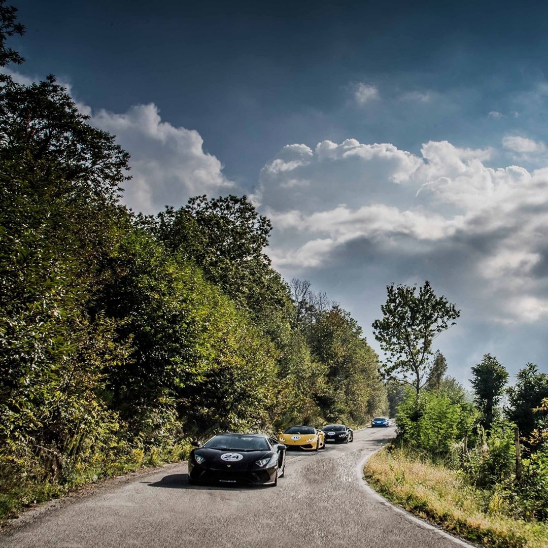 lamborghiniorl's tweet photo. Lamborghini super sports cars explored the natural beauties of Central Italy in the Italian Tour 2018. Immerse yourself in those amazing landscapes. #Lamborghini #LamboTour #IgersItalia #MadeInItaly https://t.co/QUAHAIrkmf https://t.co/DPlsQIsZYs