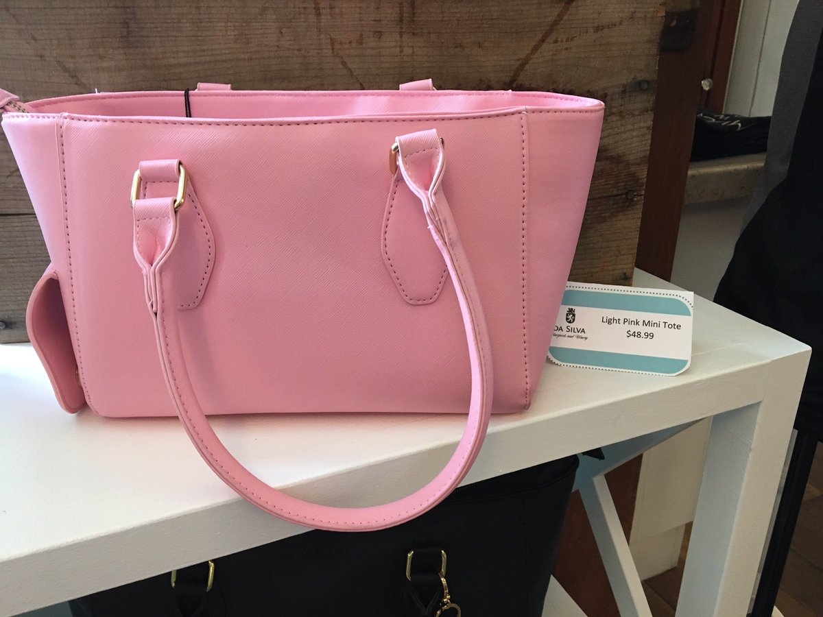 A wine purse, just what every woman needs #winelovers #winetime #winestagram