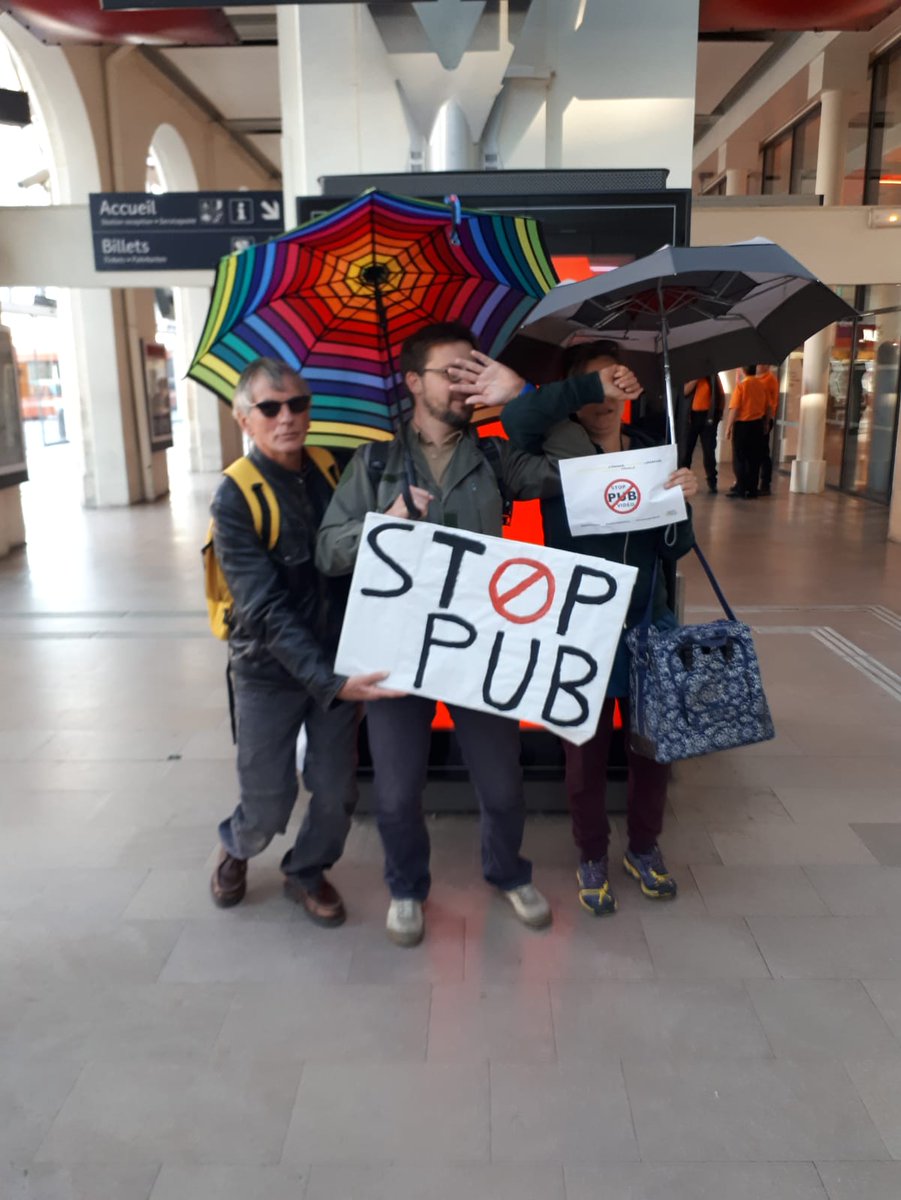 AAgression's tweet photo. L’objectif est desensibiliser et de mobiliser les citoyens et les citoyennes sur l’impact des écrans publicitaires vidéos. #LeMans #StopPubVideo #PasDansNosGares #PasDansNosRues #PasDansNosVilles !   Pétition nationale sur le site https://t.co/ljsA6rDLPS https://t.co/VoKcI0YfSl