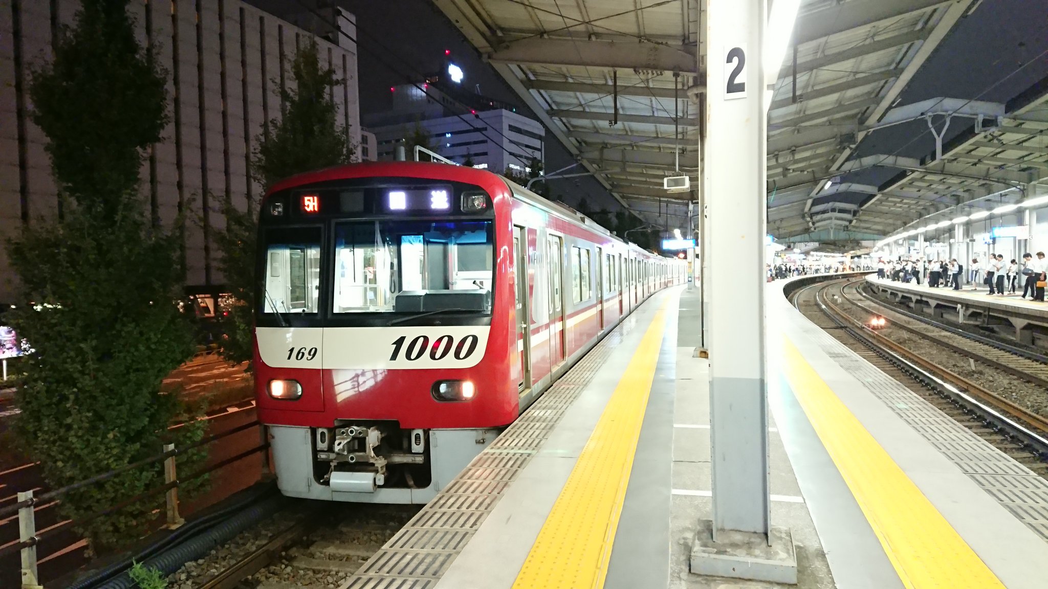 個人的に好きな電車 京急線品川駅 上りエアポート急行が 引上線ではなく Wing号も押し退けて品川駅3番線で折り返す場面 12連快特の続行でどこへ 品川駅の南で撮影 品川駅下ラーメン横丁 イイニオイ 京急1000形 バリエーション多い