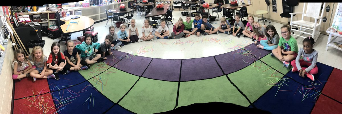 MissClark113's tweet photo. We can make bundles of tens and hundreds! Kicking off our place value unit in room 7! @SD113A @owbears https://t.co/MkjNtoRUls
