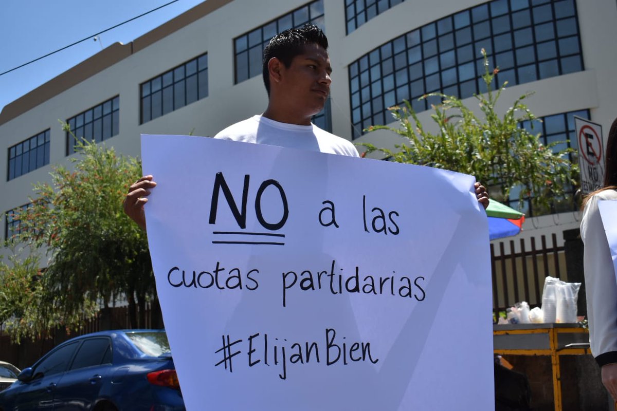 ElMundoSV's tweet photo. #EnFotos | Organización Ciudadanos por una Corte Independiente (.CSJindependienT) realizan plantón frente a la CSJ para presionar a diputados a que elijan a magistrados idóneos.
Fotos por Jorge David López.

> https://t.co/qimTkuqVb4 https://t.co/6EYBNCvhMH