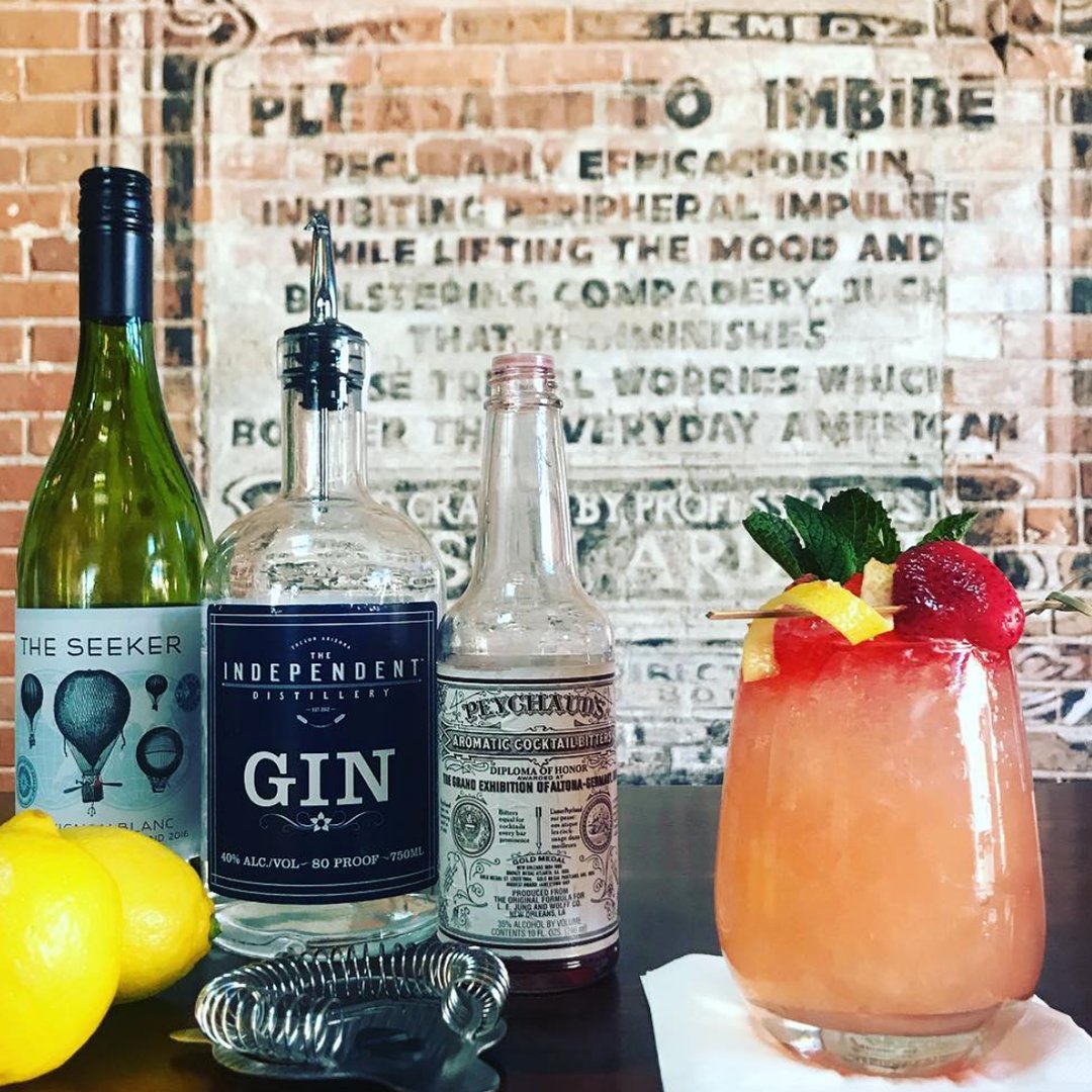 The Independent Distillery serves up smashes, a four-ingredient drink filled to the brim of a large sixteen-ounce jar with fresh fruits, herbs, aromatics, and homemade grenadine. 

.
.
.
.
.
.
.
.
.
#drink #mixology #bar #bartender #bartending #perfectpour #cocktails #cocktail