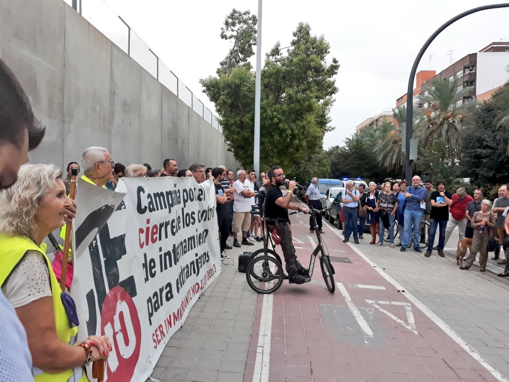 fvicedoCSO's tweet image. RT isa_barrajon: 🔊 ¿Qué queremos⁉️ El CIErre de los CIEs! porque son espacios que vulneran los #DerechosHumanos de personas migrantes. Hoy hemos representado las #DevolucionesExpres para mostrar nuestro rechazo e indignación frente a todas las #Devol…