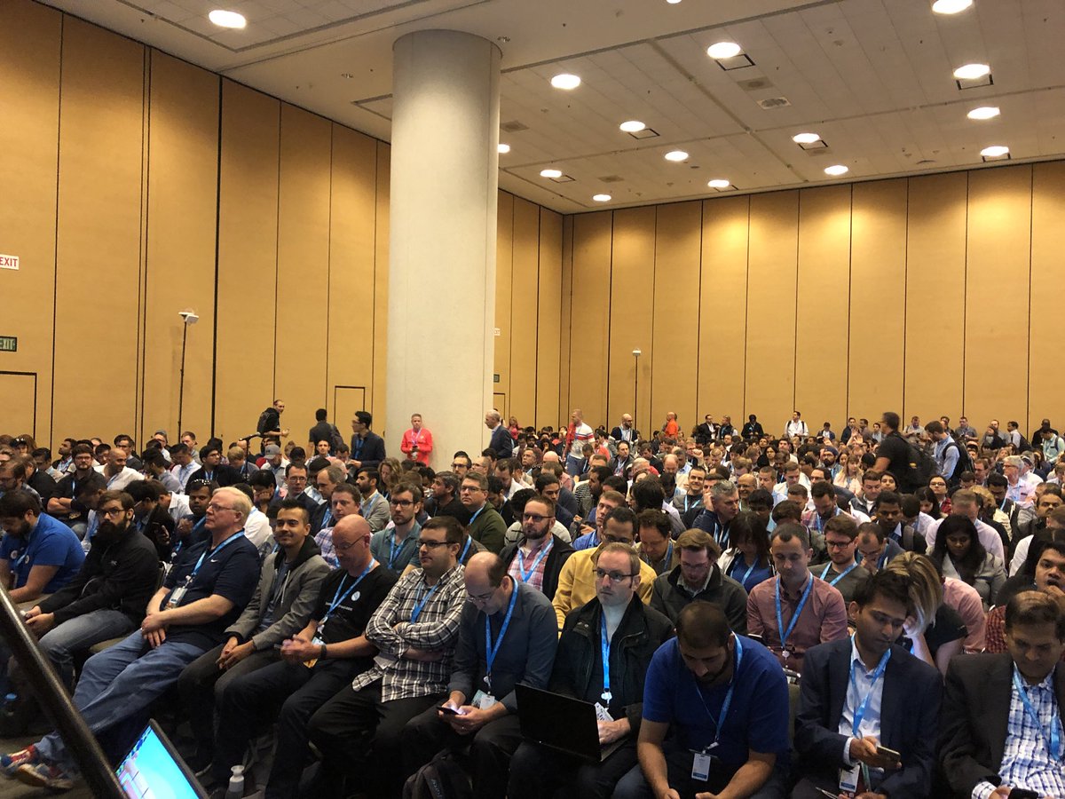 natala's tweet image. Kicking off @Dreamforce with a packed crowd at the #SalesforceDX Super Session. Looks like @WadeWegner decided to wear a suit jacket too! @andyinthecloud crushing as always!