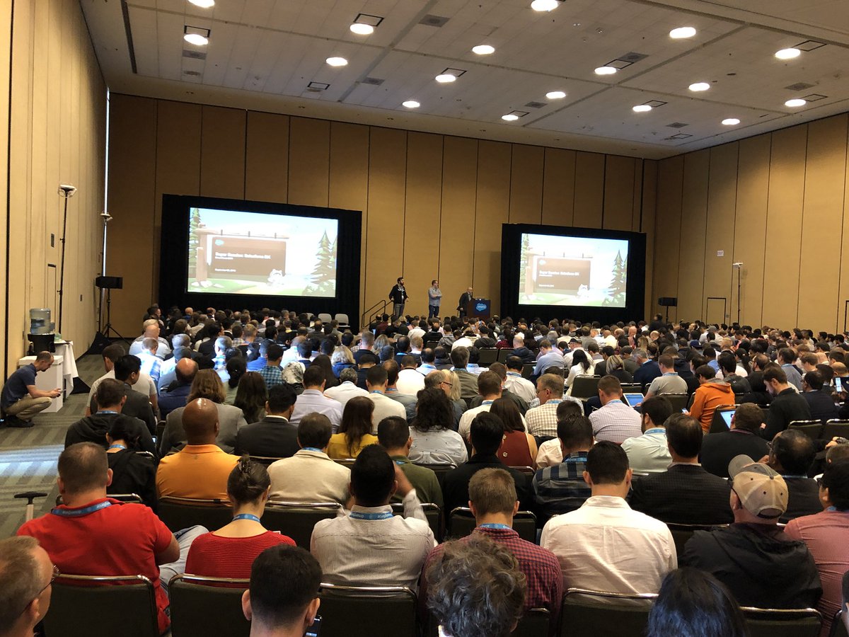 natala's tweet image. Kicking off @Dreamforce with a packed crowd at the #SalesforceDX Super Session. Looks like @WadeWegner decided to wear a suit jacket too! @andyinthecloud crushing as always!