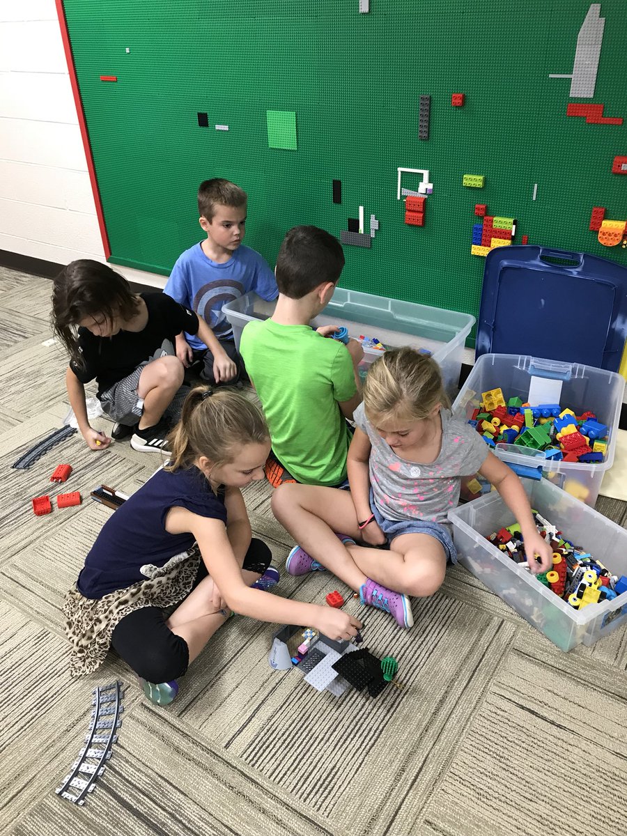 MissClark113's tweet photo. Getting creative in the creation lab! We love Ozobots and LEGOS! #SD113a #owbears https://t.co/cnu0IT6hmf