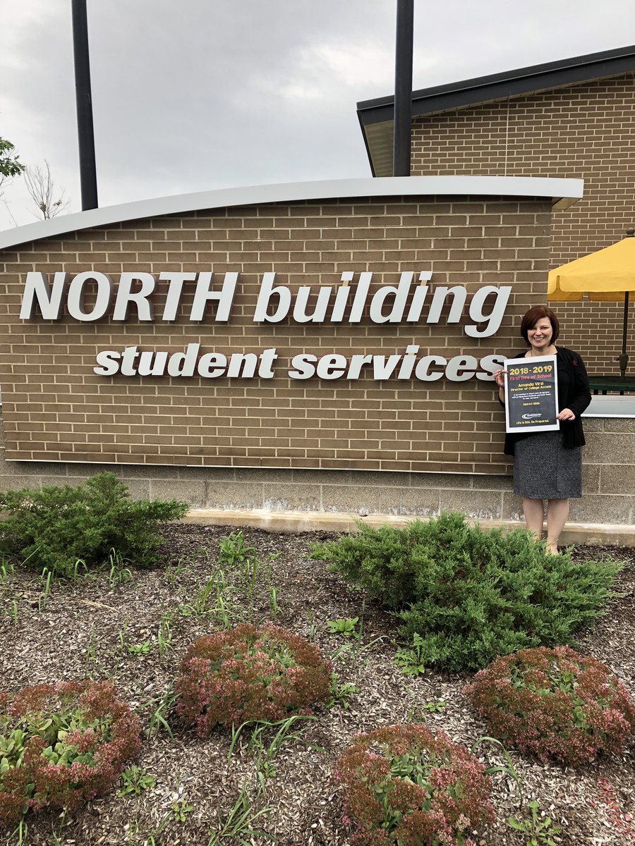 gtcadmissions's tweet photo. Our College Access Director, Amanda Virzi, is excited to share new programs with prospective students and lead them to new careers! #firstdayofschool2018 #futureredhawks #lifeisbig #beprepared https://t.co/ApTJ46xMcM
