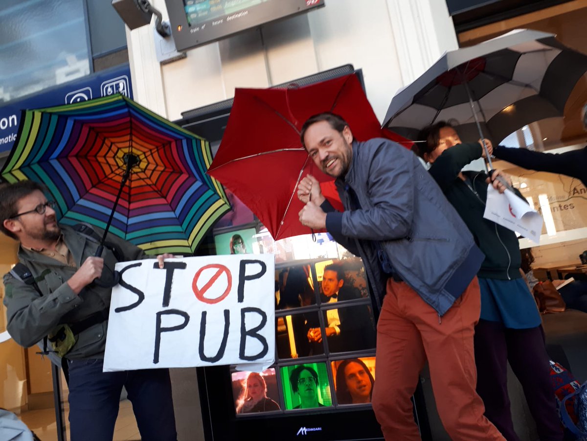 AAgression's tweet photo. Fin de l’action à la gare du Mans de Résistance à l’Agression Publicitaire le Mans en lien avec la campagne nationale #StopPubVideo, #PasDansNosRues  #PasDansNosVilles #LeMans
Pétition nationale sur le site https://t.co/ljsA6rDLPS https://t.co/ffwvZ1M8bj