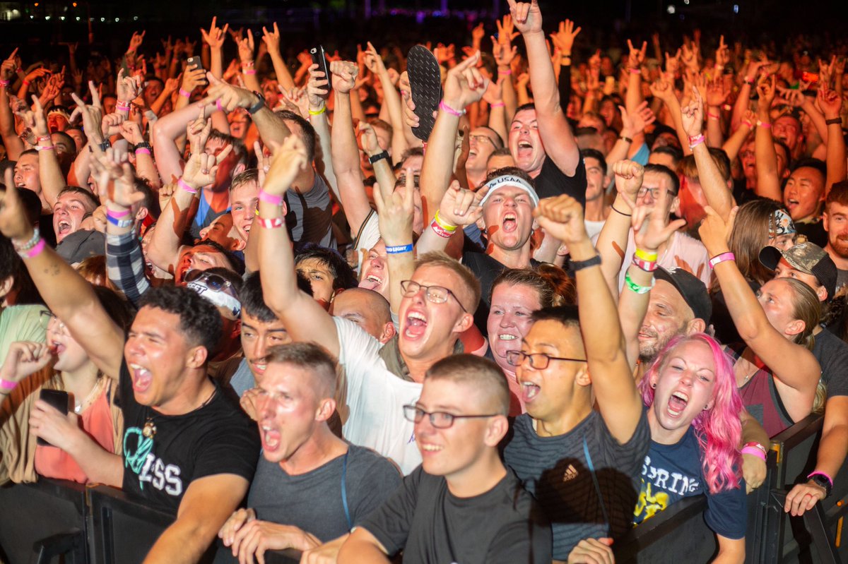 LiveAtBaseFEST's tweet photo. Thank you 29 Palms, CA for an unforgettable night! 🌴🤘🇺🇸️ Thank you The @Offspring @NoMBe @CarltonZeus @HaHaTonka and Modest Monaco for supporting our mission - troops & families! #BaseFEST2018 Powered by @USAA 🙌 — at MCCS Twentynine Palms https://t.co/CPLxZJ4yRJ