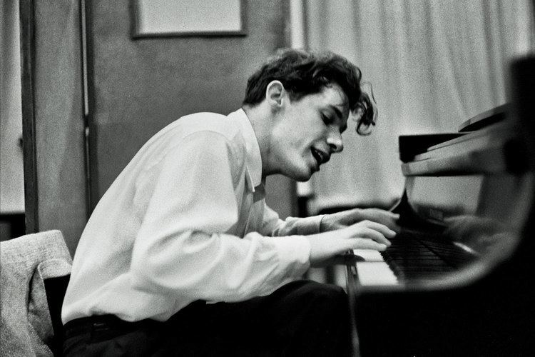 “I always assumed everybody shared my love for overcast skies. It came as a shock to find out that some people prefer sunshine.” It is only fitting that today is overcast. Happy Birthday Mr. Gould! #GlennGould