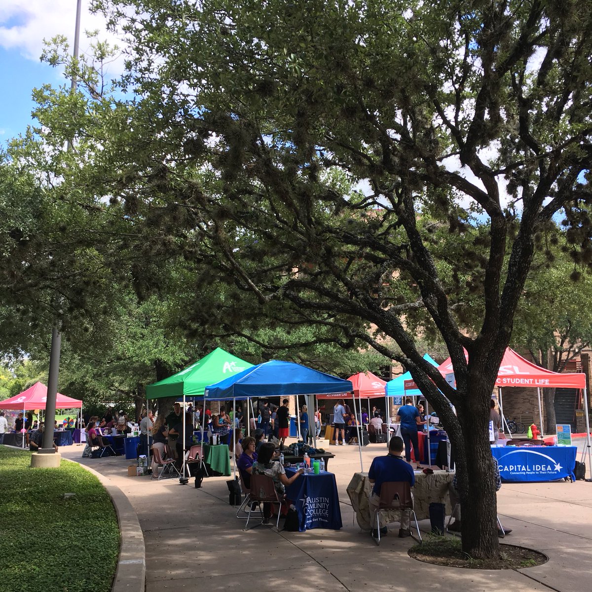 Capital_IDEA's tweet photo. We still have a couple more hrs at the @accdistrict #RiverbatBash on #RVC campus. Come say hi to us and get to meet other great orgs: @PelotonU @CapMetroATX @collegeforward! #FreeCommunityCollege #CareerUp #ATX https://t.co/Ox9EGedmZQ