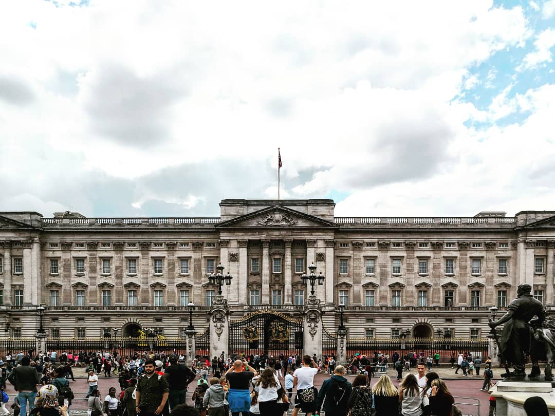 ~ I've been searching low and high, I won't get to get what I'm after 'till the day I die. ~
#TheWho // #TheSeeker
Memories are holding you back 🔄
#BuckinghamPalace | #London
#Tbt #Uk #Places #CityOfWestminster #LND #VisitLondon #DiscoverLondon #MyLondon