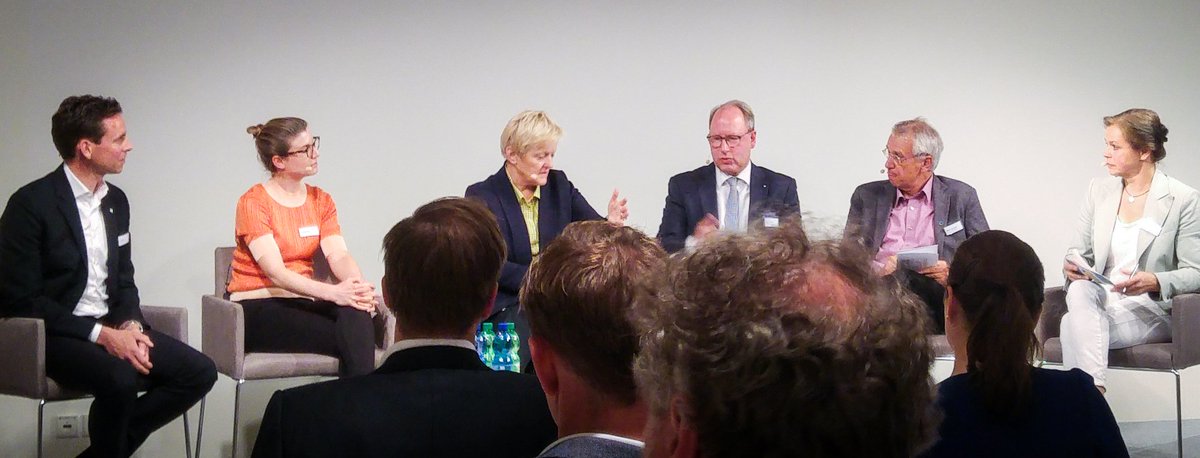 RenateKuenast's tweet photo. Wenn die #Tierhaltung mit vielen Medikamenten, die Pflanzenproduktion mit vielen #Pestiziden einhergeht, dann muss die Politik neue Rahmenbedingungen setzen - und der Handel diese auch einfordern: Make the sustainable way the easy way! #Ernährungswende #lidlimdialog /tk https://t.co/Qh2GZRQTZ8