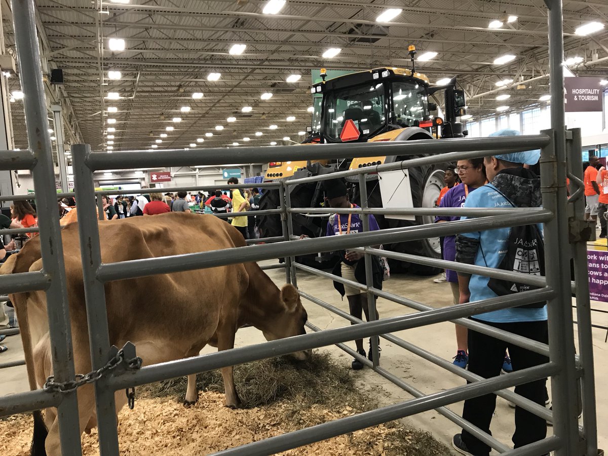 IPSSchools's tweet image. You can’t be what you can’t see! At #JAJobSpark students from @IPSSchools also got a glimpse of what life is like working in “Agriculture, Food &amp;amp; Natural Resources” - hands on learning at its finest 🤗 So many career opportunities and booming industries were represented today.