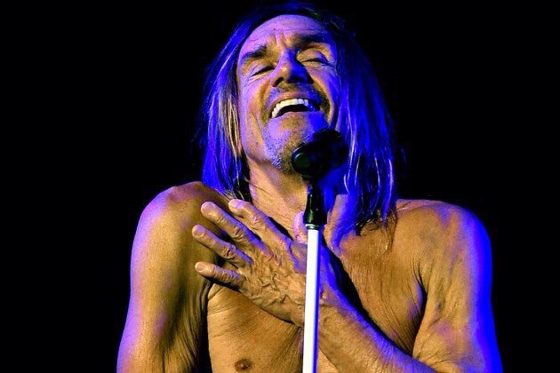 Iggy Pop - Lust For Life -2015 Jools Holland performance - youtu.be/_lJqBsrShys #mymusicA-Z @IggyPop #JoshHommes @matthelders #mattSweeney #supersupergroup 🤣