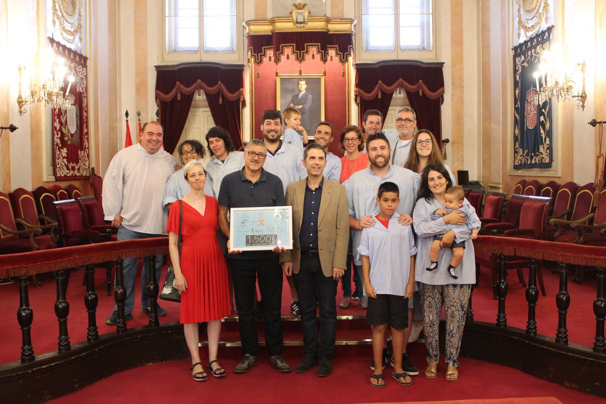 AytoAlcalaH's tweet image. 📸 Esta tarde, la Peña @Pichis_Alcala ha hecho entrega de la recaudación de su paella solidaria de las #FeriasAlcalá2018 a la @aecc_es 

El alcalde @javiRpalacios y @MariaArangurenV han agradecido a la Peña su solidaridad y a la @UMEgob por su colaboración 

#PeñasSolidarias