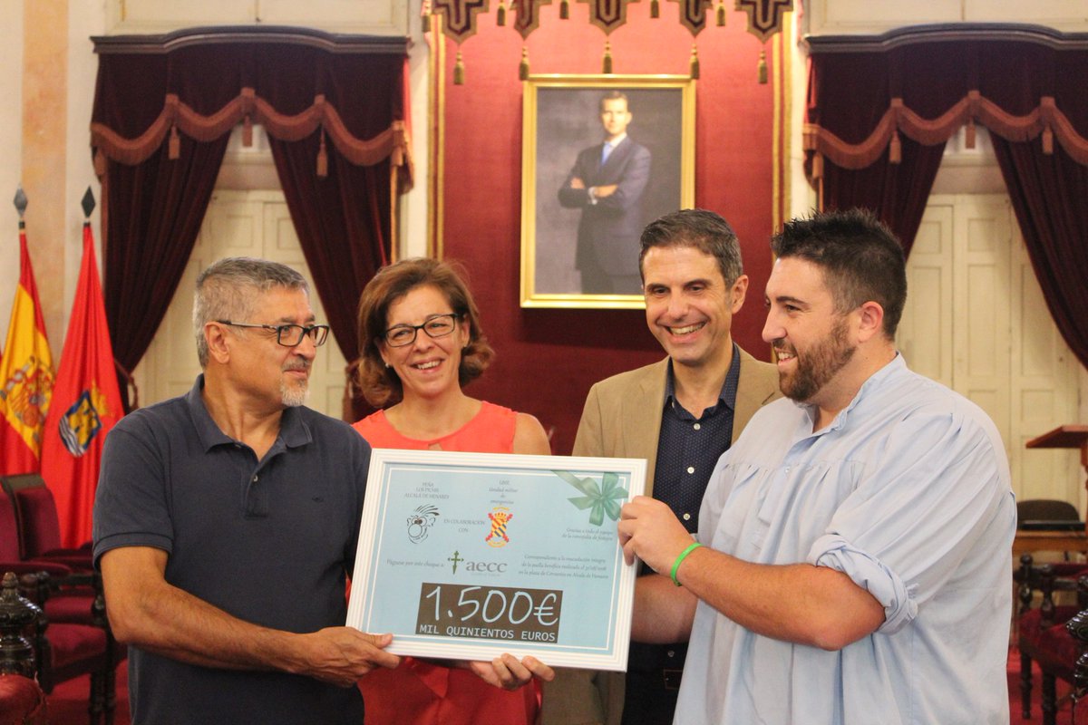 AytoAlcalaH's tweet image. 📸 Esta tarde, la Peña @Pichis_Alcala ha hecho entrega de la recaudación de su paella solidaria de las #FeriasAlcalá2018 a la @aecc_es 

El alcalde @javiRpalacios y @MariaArangurenV han agradecido a la Peña su solidaridad y a la @UMEgob por su colaboración 

#PeñasSolidarias