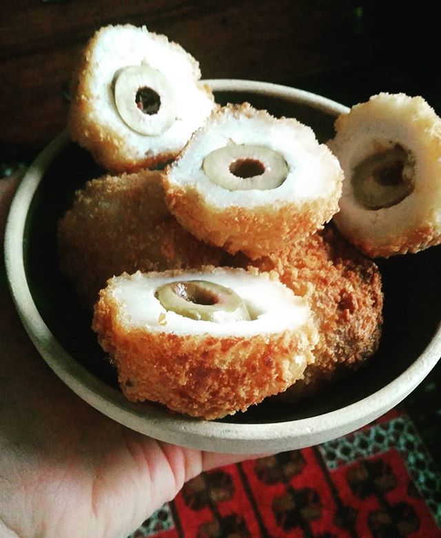 nutcrafteruk's tweet image. Un aperitivo per due! 🍾🧀 A little twist to the usual mozza sticks only these are vegan! Here's our breaded Nutzarella balls stuffed with green olives and served with marinara sauce. #italianvegan #veganideas #breaded #mozzarella #appetiser #plantbase… ift.tt/2QWXmL6