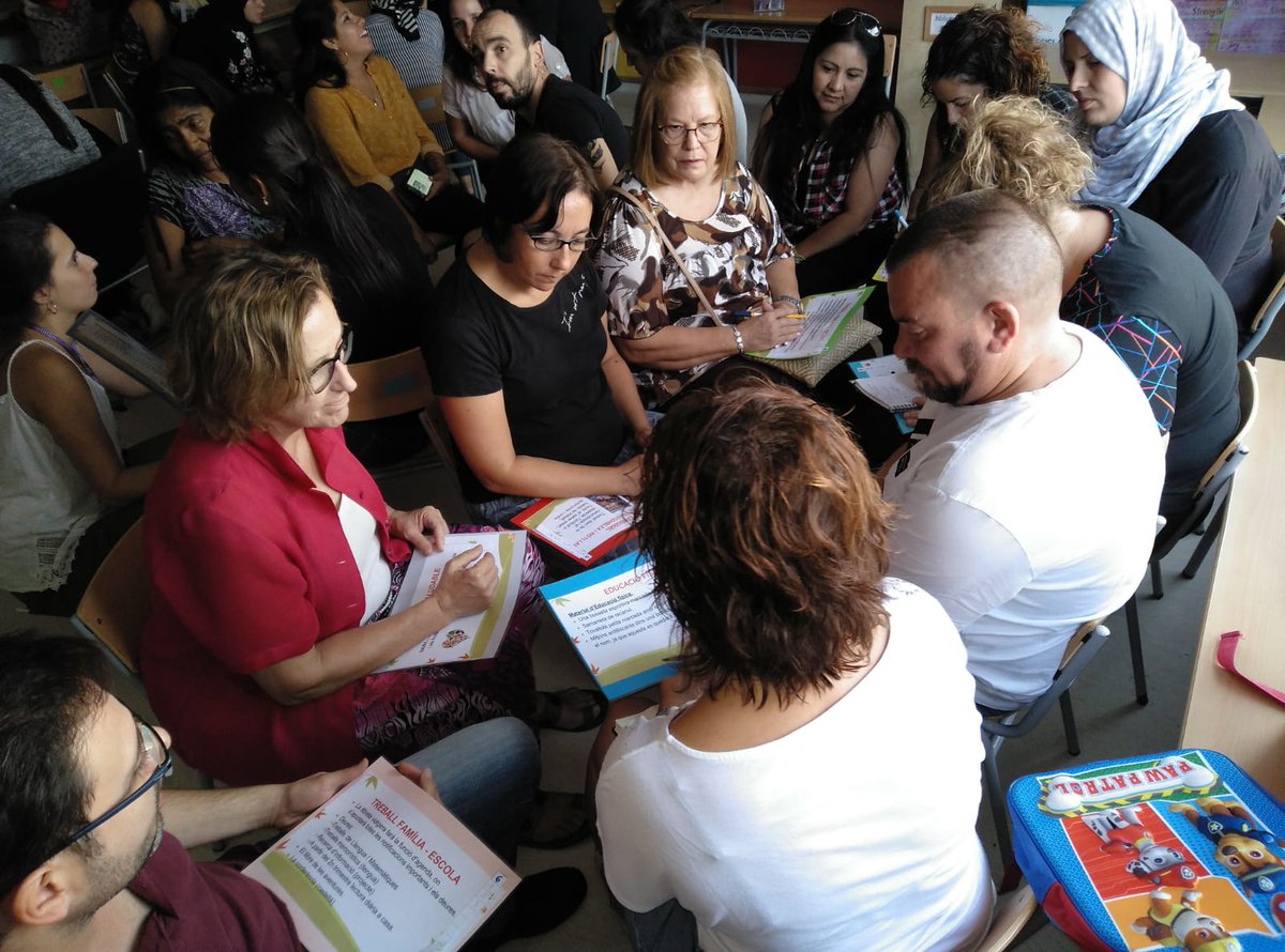 escolalledoner's tweet photo. Reunió d'inici de curs #cdmitjans #1r https://t.co/8q2gHmidxa