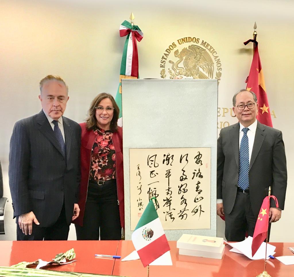 Hoy recibimos al excelentísimo Embajador de la República Popular  China en México, Qiu Xiaoqi. El interés de consolidar los lazos de amistad con nuestro país son expresados en los temás económico, social y cultural.  En el Gobierno de <a href="/lopezobrador_/">Andrés Manuel</a>  agradecemos la distinción.