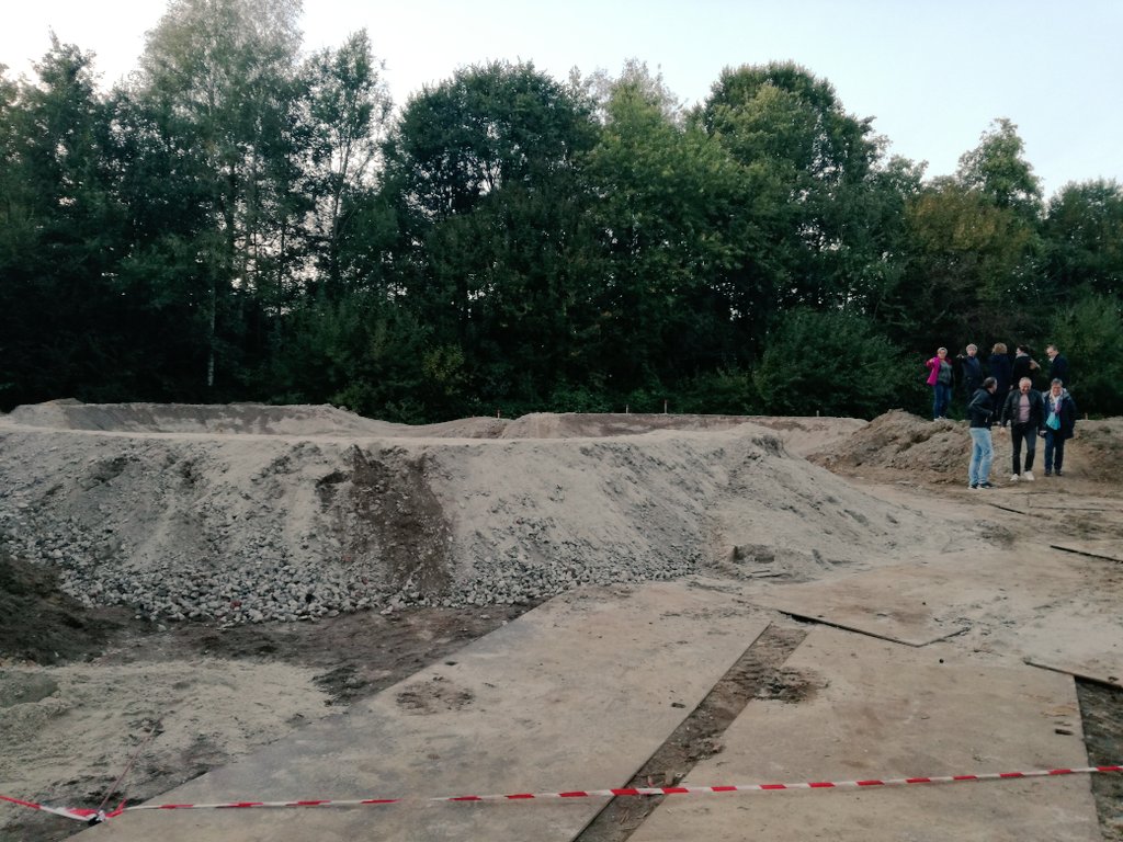 Op initiatief van enkele inwoners uit Laren wordt deze fietscrossbaan aangelegd. Morgen wordt er geasfalteerd. Mooi ondernemerschap #stichtingspeelplezierlaren #wakkerloarne