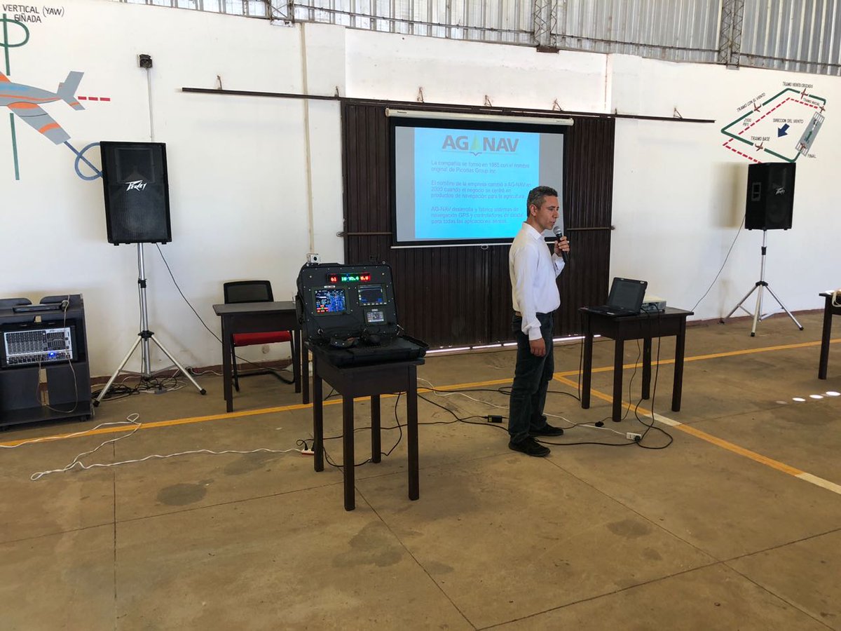 av2argentina's tweet photo. Hoy visitamos el Aeródromo "El Campito" de #Bolivia, donde hicimos una presentación de los productos de #AGNAV para pilotos y empresas de #Aeroaplicacion https://t.co/hqyAuP0b2a