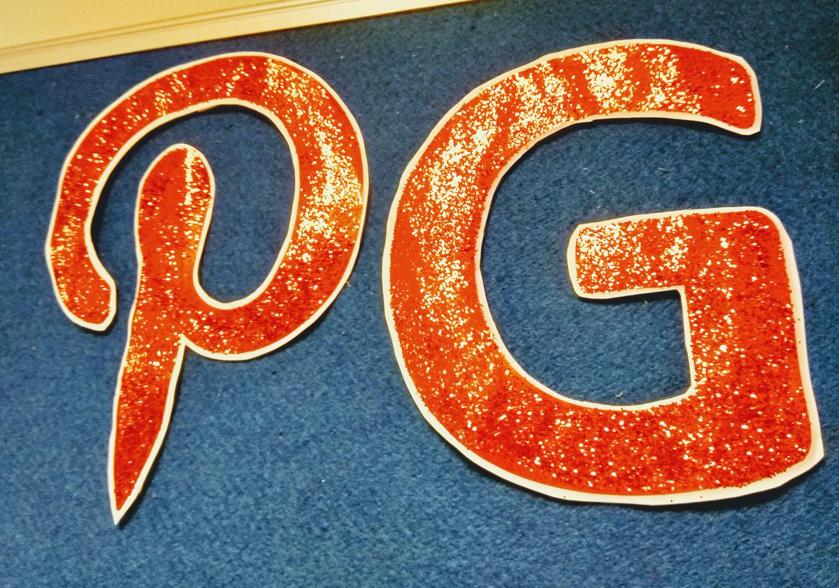 The Postgraduate office even sparkles in the evening 💖 #LoveGlitter #HostingEveningMeetings <a href="/leannebenson81/">Leanne Benson</a> @cffcb <a href="/EmmaDentEdNW/">Emma Stonier 🦷</a>