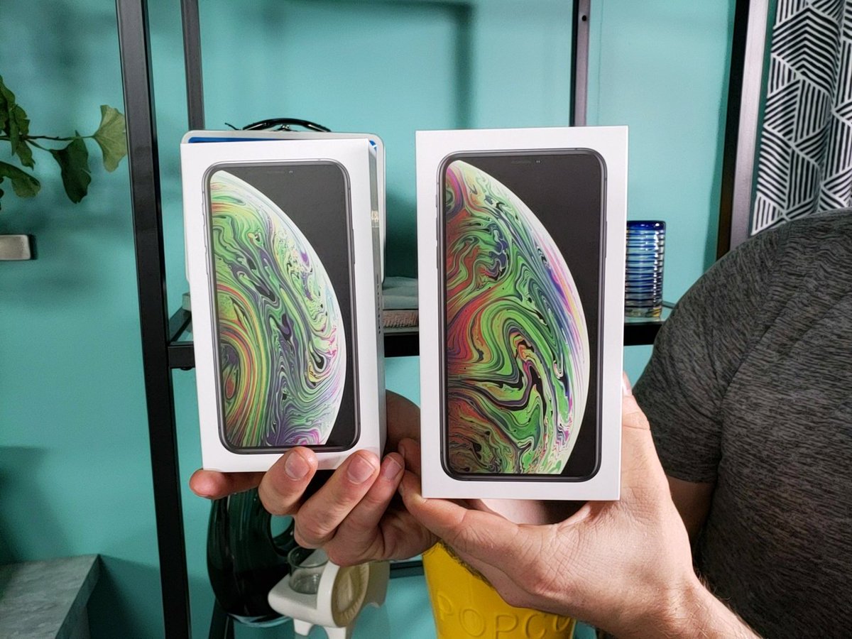 LinusTech's tweet photo. On a scale of 1 to false advertising, how sketch is it that they hide the notch in the marketing?
#iphone https://t.co/FkyWYXElfT