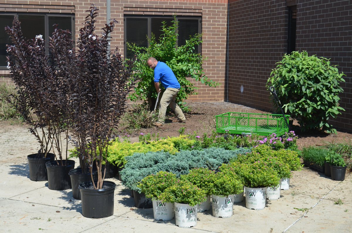 RandCoSchools's tweet photo. Students from Jessica Gordon's agriculture classes at @NERandolphMS, along with volunteers from the school's Beta and FFA clubs, recently partnered with student and staff volunteers from the @AlamanceCC horticulture program to improve the middle school's courtyard. https://t.co/3eQ2mEmhwi