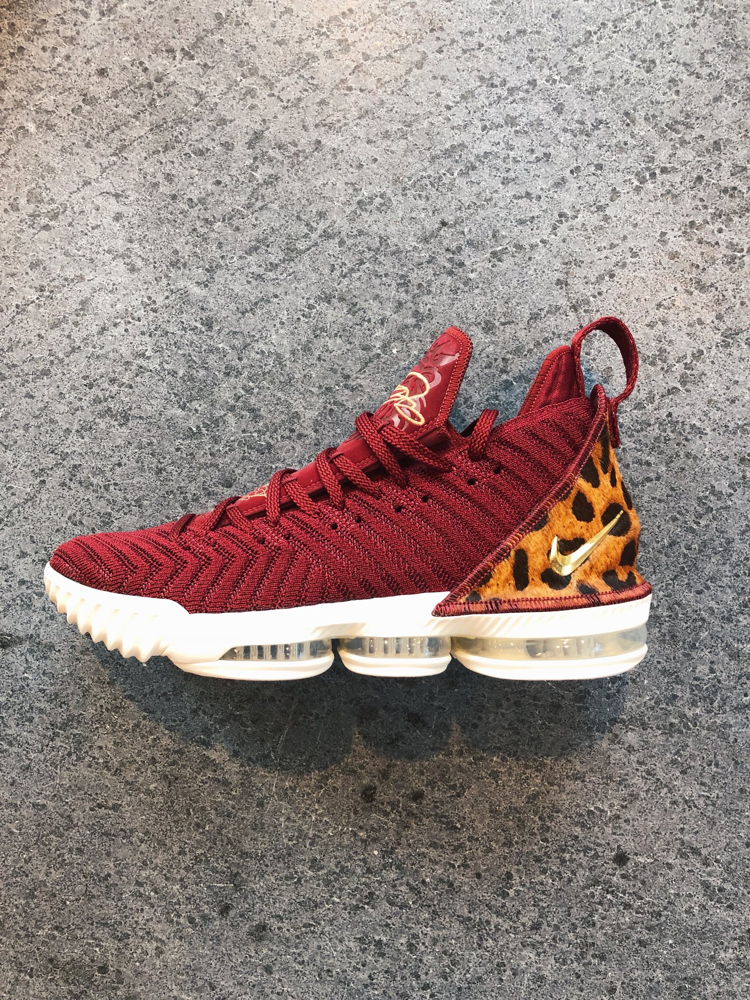 B R Kicks on X KingJames is expected to wear the Nike LeBron 16 King colorway for season opener https t tiq1WmoiJW X