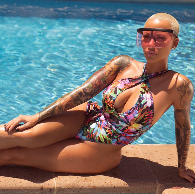 Who's coming to #ARSW18? @iconswim will be there!!!? Make sure you guys stop by their booth for giveaways