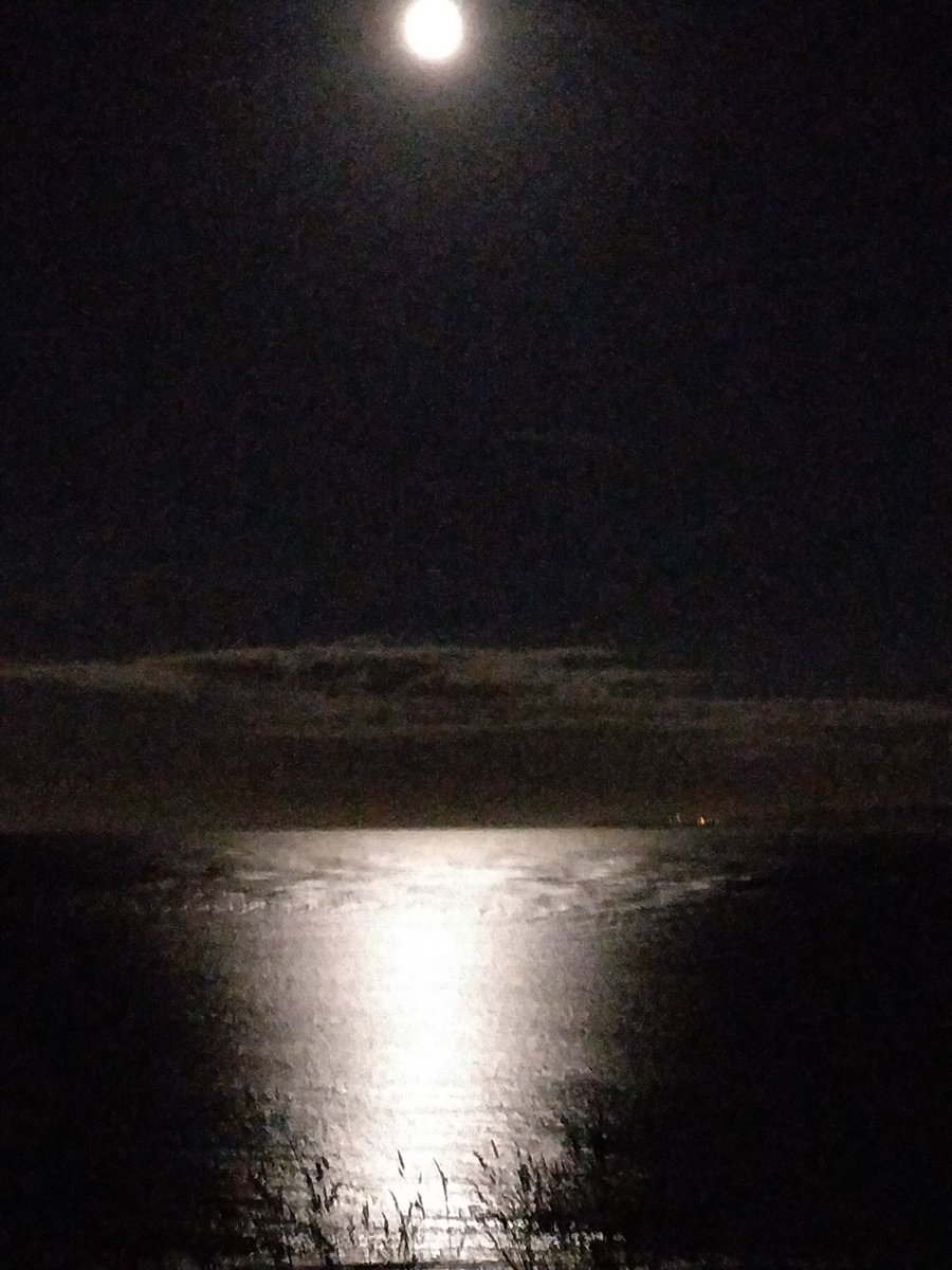 @clarenasir @simonsim @astro_timpeake @ProfTimOB @jodrellbank @ILoveMCR @iLoveMCUK @mancmade @ChrisPage90 @CarbonBrief @Caluminonimbus @ChrisHawkinsUK @metoffice This was the same moon over Filey bay