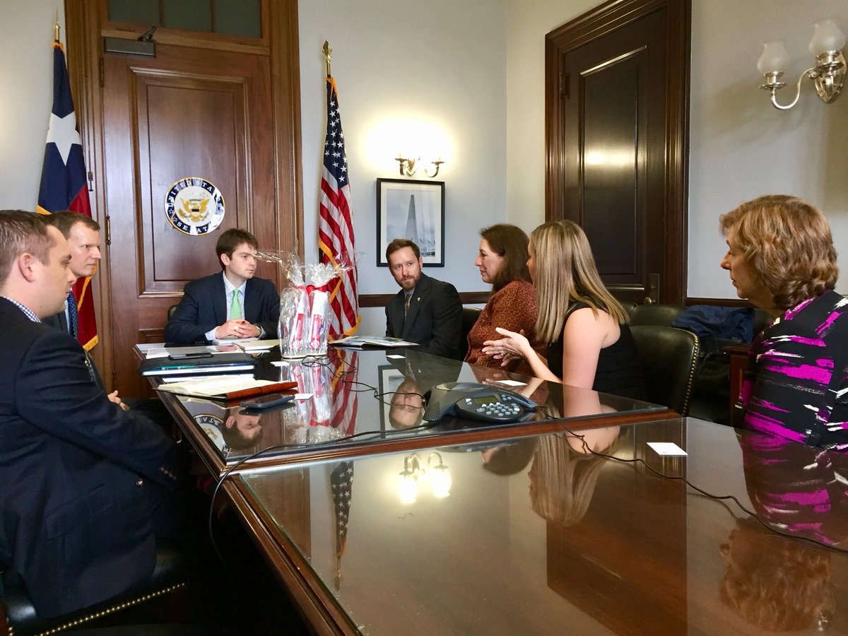 lindsayrnieman's tweet photo. Having a blast during my first Planners Day! Added some new #GreatPlacesinAmerica to my wanderlust wishlist, sat in on some meetings with Sen. Harris’s and Cruz’s staff, ate some delicious Senate Dining gelato—even had a Denzel Washington sighting. A success, I’d say! #APAPAC18 https://t.co/aLb2Z5gOV5