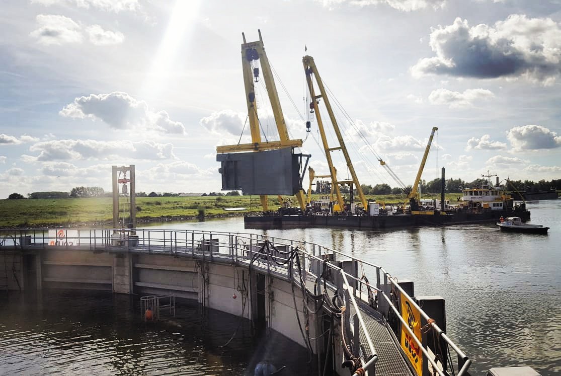 Solidd_StStruc's tweet photo. Vandaag het eerste deel van vizierschuif #driel geplaatst! We worden er al heel handig in met @HEBOMaritiem π #SOLIDDSteelStructures #staal #constructies #sumar #bruggen #kranen #machinaalbewerken #noodbruggen #offshore #sluizen #stuwen #bruggenbouwers #staalwerk #mooiwerk https://t.co/15zVhFpsR7