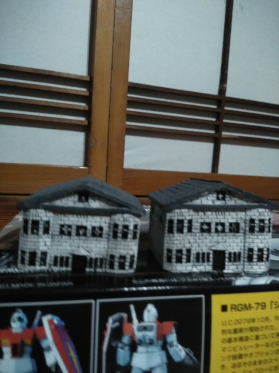 くにお寿司 Hgucジム 百均 ジオラマ 昨日イオンにジムが売ってて買っちゃいました その隣の百均 でハロウィングッズの石の建物があり買いました ジオラマに凄くいい B 帰ってビルと建物作り 看板でジオラマにも牛乳石鹸を取り入れて行こうと