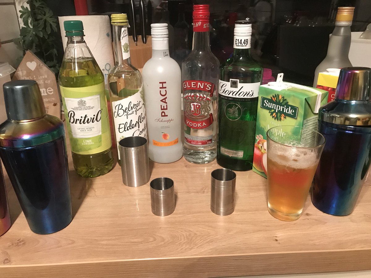 LittleTippleVan's tweet photo. So our cocktail range is getting bigger, Mojitos, Pina Colada and now Woo Woo’s and Gin with elderflower and apple. Mmmm! https://t.co/XZ0XwpxW7Y