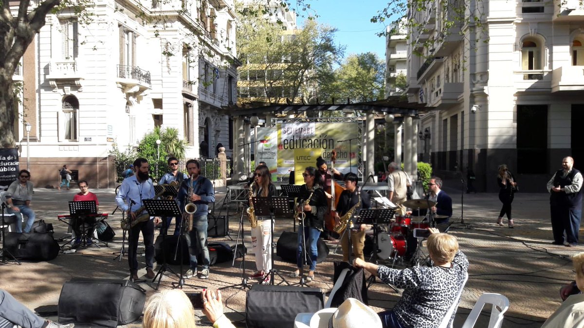 UTECuy's tweet photo. Estudiantes y docentes del Tecnólogo en Jazz y Música Creativa de UTEC cierran una soleada ☀️ jornada de la Educación Pública #EducaciónNuestroDerecho 👍🎼🎹🎷🎺 https://t.co/mOHwkpRM3u