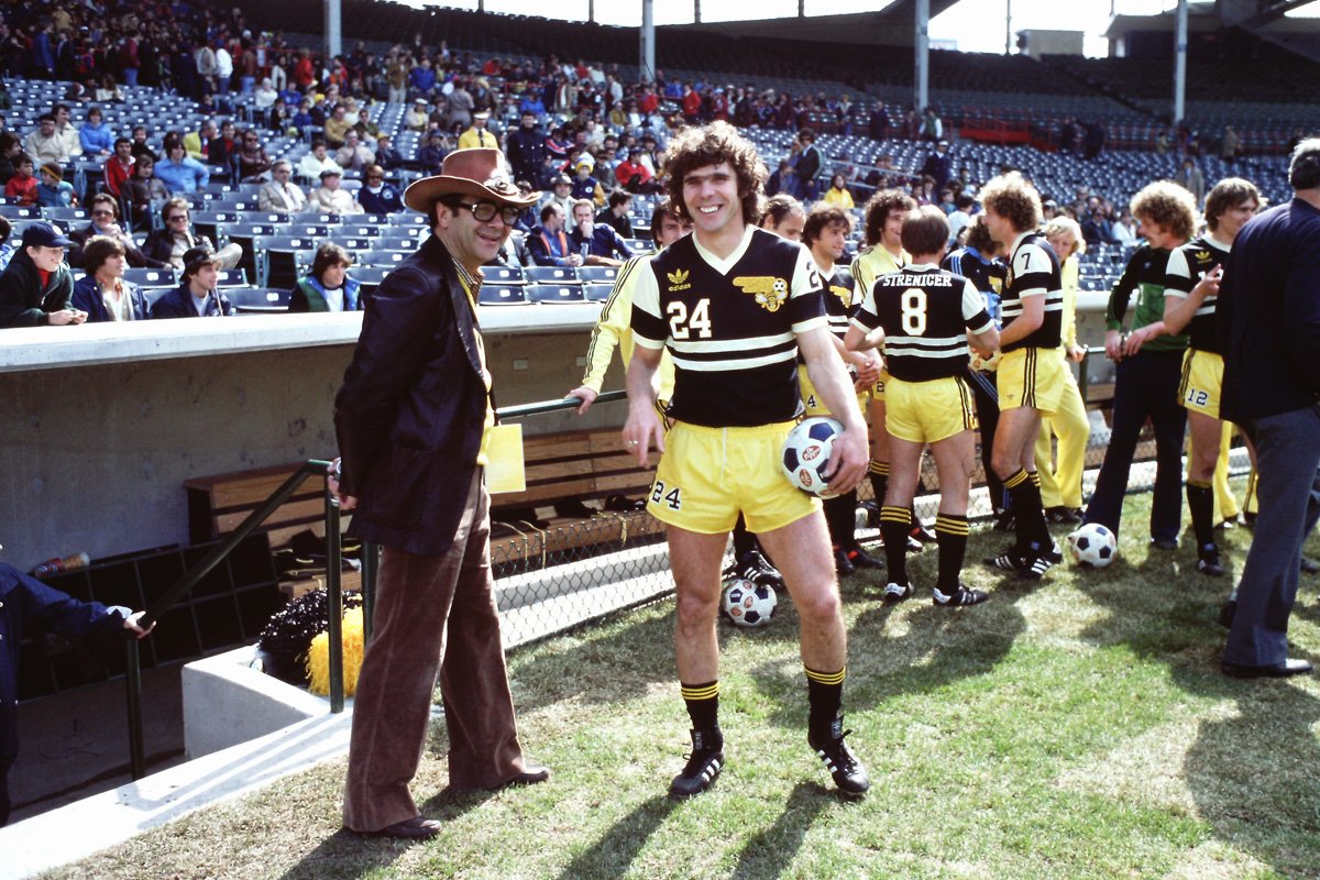 #WimvanHanegem with home jersey of #ChicagoSting 1979 #NASL @OldFootball11 @VoetbalNLbeeld @facciacalcio @olympia_vintage @robertmdaws @FootballArchive @thecentretunnel @SuperbFootyPics @contrasti_sport @naslofficial @PilkawHolandii