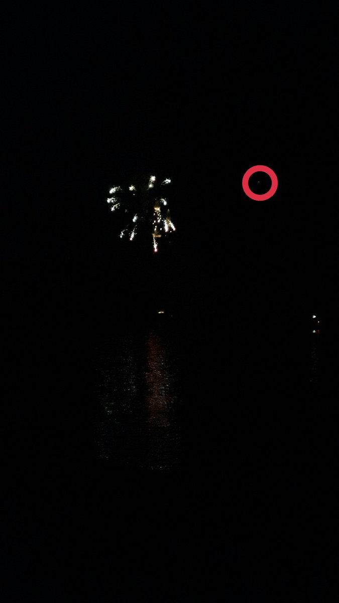 BabsiK99's tweet photo. @Astro_Alex Hast du heute Abend beim Überflug über Deutschland ein Feuerwerk entdecken können? Das war in Rees am Niederrhein, das Abschlussfeuerwerk der Kirmes.

Wäre mal interessant zu erfahren, ob man das erkennen kann 😊 https://t.co/c9W59XsVsv