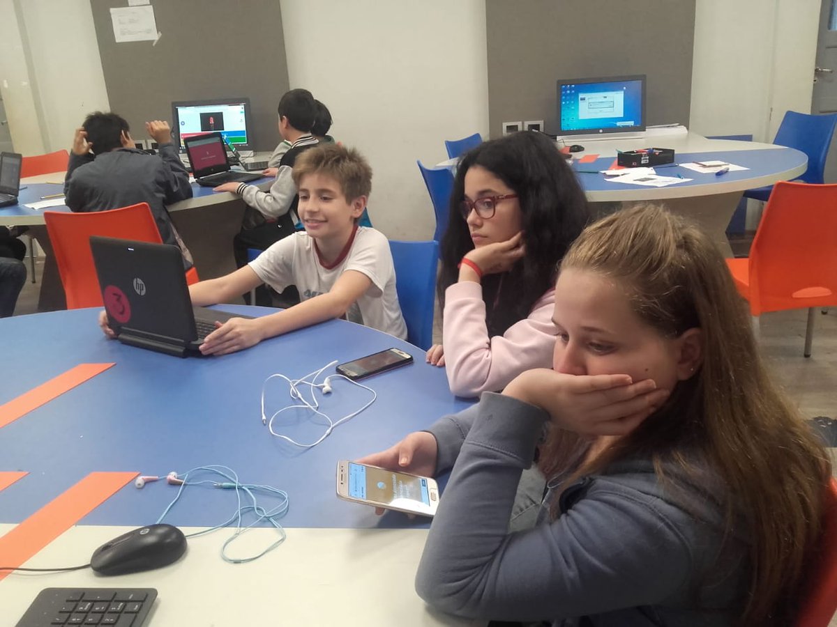 RedMakerMis's tweet image. #MakerJunior a full! 👌🤖⛈Repaso de contenidos con uso de Gamificación. Kahoot.it #EscuelaDeRobotica de Misiones #BuenMartes