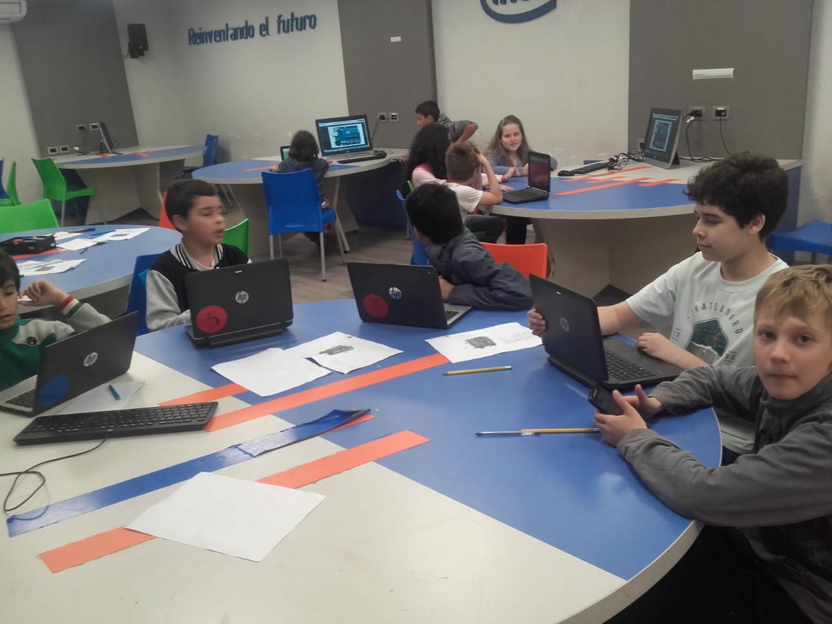 RedMakerMis's tweet image. #MakerJunior a full! 👌🤖⛈Repaso de contenidos con uso de Gamificación. Kahoot.it #EscuelaDeRobotica de Misiones #BuenMartes