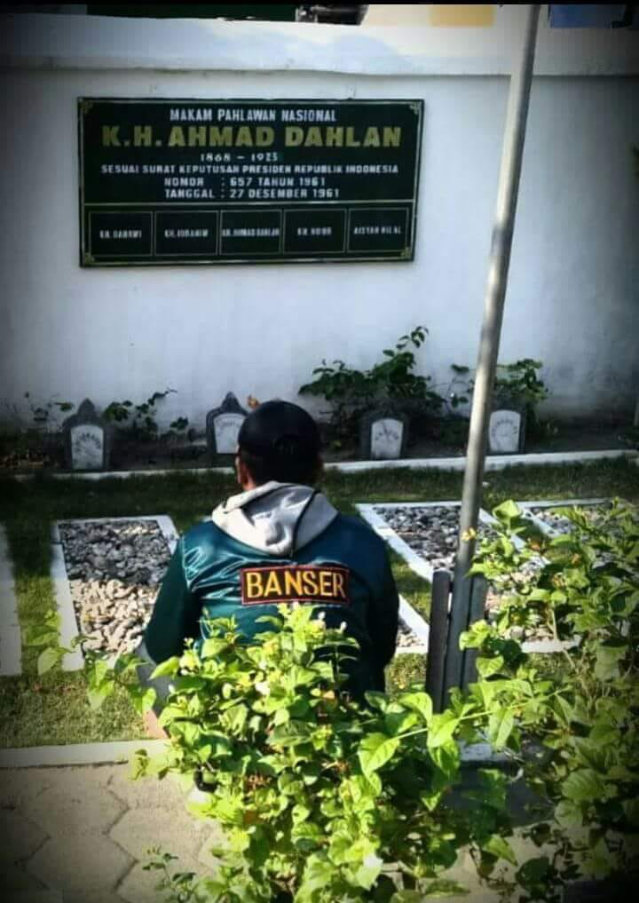 Saudara kita dari Banser GP Anshor ziarah ke makam pahlawan nasional Kiai Ahmad Dahlan di Karangkajen, Mergangsan, Kota Yogyakarta. (Sumber foto dari grup WA)